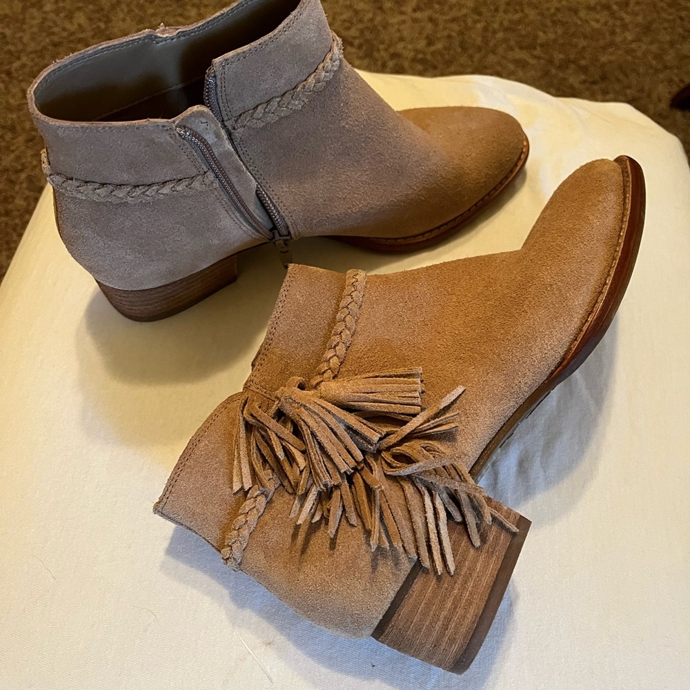 Gianni Bini short light tan leather boots.